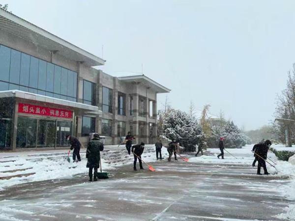 潮白陵园铲雪除冰行动